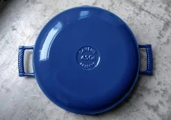 Saveur Selects Hapjespan Voyage - Classic Blue - ø 30 Cm / 4.2 Liter - Geëmailleerde Anti-aanbaklaag -Keukenbenodigdheden Winkel 1 5 13 scaled 1