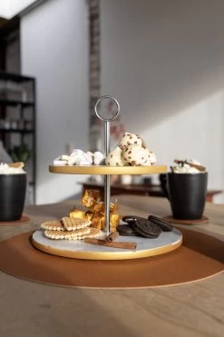 Jay Hill Etagere Marmer Goud 2-Laags 11 Jay Hill Etagere Marmer Goud 2-Laags -Keukenbenodigdheden Winkel 1 8720812849278 1