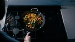 Saveur Selects Pannenset - Carbon Steel (Wokpan ø 35 Cm + Koekenpan ø 30 Cm) - Inductie En Alle Andere Warmtebronnen -Keukenbenodigdheden Winkel 1200x675 3