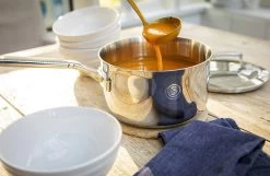 Saveur Selects Steelpan - TriPly RVS - ø 20 Cm / 2.8 Liter - Standaard Anti-aanbaklaag 10 Saveur Selects Steelpan - TriPly RVS - ø 20 Cm / 2.8 Liter - Standaard Anti-aanbaklaag -Keukenbenodigdheden Winkel 3QT Saucepan Lifestyle 1 scaled 1