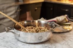 Saveur Selects Pannenset Voyage - TriPly RVS - 6 Delige Set 8 Saveur Selects Pannenset Voyage - TriPly RVS - 6 Delige Set -Keukenbenodigdheden Winkel 3QT Sauteuse Lifestyle 1 scaled 1