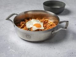 Saveur Selects Pannenset Voyage - TriPly RVS - 6 Delige Set 9 Saveur Selects Pannenset Voyage - TriPly RVS - 6 Delige Set -Keukenbenodigdheden Winkel 3QT Sauteuse Lifestyle 4 scaled 1