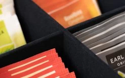 Sakura Tea Theedoos - Zwart - 6-vaks - Met Fluweel - 43 X 9 Cm 11 Sakura Tea Theedoos - Zwart - 6-vaks - Met Fluweel - 43 X 9 Cm -Keukenbenodigdheden Winkel 4 detail 6 en 9 3