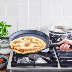 GreenPan Pannenkoekenpan Essentials - Zwart - ø 24 Cm - Keramische Anti-aanbaklaag -Keukenbenodigdheden Winkel 667b28b228ec1bc1005fc3d1a08875dcfcdbfa72 GP ESS BA Bd Pancakepan Large NS Lifestyle a 1