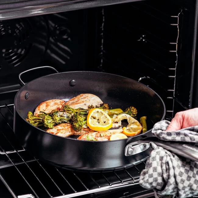 GreenPan Hapjespan Met Deksel - Copenhagen - Zwart - ø 28 Cm / 4.3 Liter - Keramische Anti-aanbaklaag 7 GreenPan Hapjespan Met Deksel - Copenhagen - Zwart - ø 28 Cm / 4.3 Liter - Keramische Anti-aanbaklaag - Afbeelding 5