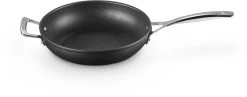 Le Creuset Sauteerpan Les Forgées TNS - ø 26 Cm / 2.7 Liter - Standaard Anti-aanbaklaag 10 Le Creuset Sauteerpan Les Forgées TNS - ø 26 Cm / 2.7 Liter - Standaard Anti-aanbaklaag -Keukenbenodigdheden Winkel LC 20190624 ZS PS FS 51101260010202 002 1