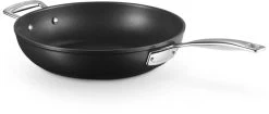 Le Creuset Sauteerpan Les Forgées TNS - ø 26 Cm / 2.7 Liter - Standaard Anti-aanbaklaag 12 Le Creuset Sauteerpan Les Forgées TNS - ø 26 Cm / 2.7 Liter - Standaard Anti-aanbaklaag -Keukenbenodigdheden Winkel LC 20190624 ZS PS FS 51101260010202 005 1