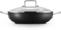Le Creuset Hapjespan Met Deksel - Les Forgées TNS - ø 26 Cm / 2.7 Liter - Standaard Anti-aanbaklaag -Keukenbenodigdheden Winkel LC 20190624 ZS PS FS 51107260010502 003