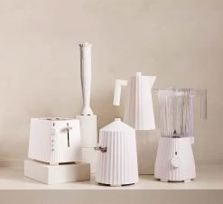 Alessi Waterkoker Plissé - Droogkookbeveiliging - Wit - Michele De Lucchi - 1.7 Liter - MDL06 W -Keukenbenodigdheden Winkel MDL 06 07 08 09 10 AMB GROUPAGE WHITE A4 3500pxl