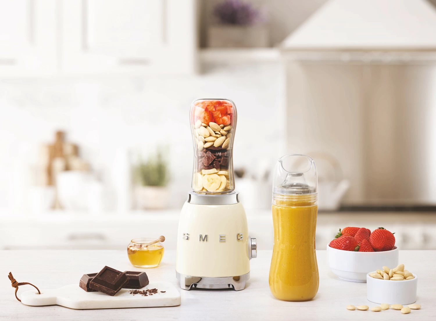 SMEG Smoothie Blender - Compact - Creme - 600 Ml - PBF01CREU 5 SMEG Smoothie Blender - Compact - Creme - 600 Ml - PBF01CREU - Afbeelding 3