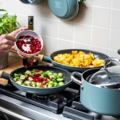 Greenpan Pannenset Met Keukenhulpjes Mayflower - 4 Delige Set 9 Greenpan Pannenset Met Keukenhulpjes Mayflower - 4 Delige Set -Keukenbenodigdheden Winkel bde26a63bef464f00d8332237794fb6782e8deec GP FEA MAY SkyBlA BrBD Christmas Prep Lifestyle10 2018 a