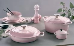 Le Creuset Braadpan Signature - Campagnard - Shell Pink - ø 26 Cm / 2.2 Liter -Keukenbenodigdheden Winkel le creuset shell pink sfeerbeeld