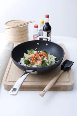 Le Creuset Wokpan Met Steel - Les Forgées TNS - ø 26 Cm / 3.4 Liter - Standaard Anti-aanbaklaag 5 Le Creuset Wokpan Met Steel - Les Forgées TNS - ø 26 Cm / 3.4 Liter - Standaard Anti-aanbaklaag -Keukenbenodigdheden Winkel le creuset wokpan 26cm eten 1