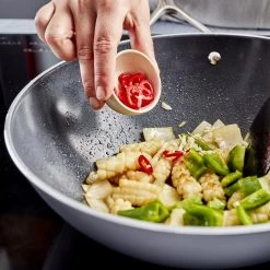 Demeyere Wokpan Alu Pro 5 - Ceraforce - ø 30 Cm - Keramische Anti-aanbaklaag 11 Demeyere Wokpan Alu Pro 5 - Ceraforce - ø 30 Cm - Keramische Anti-aanbaklaag -Keukenbenodigdheden Winkel pdp masonry content demeyere alu pro 5 wok heats up quickly