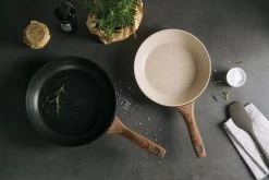 Sambonet Wokpan Rock 'n' Rose - Zwart - ø 28 Cm - Standaard Anti-aanbaklaag 8 Sambonet Wokpan Rock 'n' Rose - Zwart - ø 28 Cm - Standaard Anti-aanbaklaag -Keukenbenodigdheden Winkel sambonet pannen rock n rose sfeer2 1