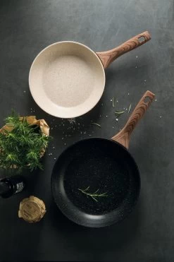 Sambonet Wokpan Rock 'n' Rose - Creme - ø 28 Cm - Standaard Anti-aanbaklaag 10 Sambonet Wokpan Rock 'n' Rose - Creme - ø 28 Cm - Standaard Anti-aanbaklaag -Keukenbenodigdheden Winkel sambonet pannen rock n rose sfeer3 1