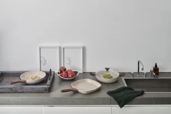 Sambonet Grillpan Rock 'n' Rose - Creme - 28 X 28 Cm - Standaard Anti-aanbaklaag 9 Sambonet Grillpan Rock 'n' Rose - Creme - 28 X 28 Cm - Standaard Anti-aanbaklaag -Keukenbenodigdheden Winkel sambonet rock n rose sfeer4 1