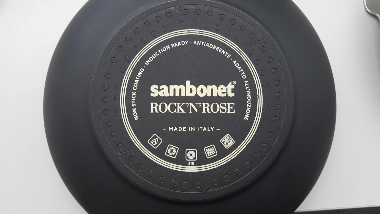 Sambonet Wokpan Rock 'n' Rose - Zwart - ø 28 Cm - Standaard Anti-aanbaklaag 7 Sambonet Wokpan Rock 'n' Rose - Zwart - ø 28 Cm - Standaard Anti-aanbaklaag - Afbeelding 5