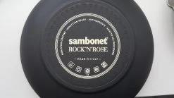 Sambonet Grillpan Rock 'n' Rose - Zwart - 28 X 28 Cm - Standaard Anti-aanbaklaag 7 Sambonet Grillpan Rock 'n' Rose - Zwart - 28 X 28 Cm - Standaard Anti-aanbaklaag -Keukenbenodigdheden Winkel sambonet rock n rose achterkant 1 6