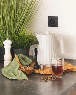 Alessi Waterkoker Plissé - Droogkookbeveiliging - Wit - Michele De Lucchi - 1 Liter - MDL06/1 W 11 Alessi Waterkoker Plissé - Droogkookbeveiliging - Wit - Michele De Lucchi - 1 Liter - MDL06/1 W -Keukenbenodigdheden Winkel waterkoker klein 1