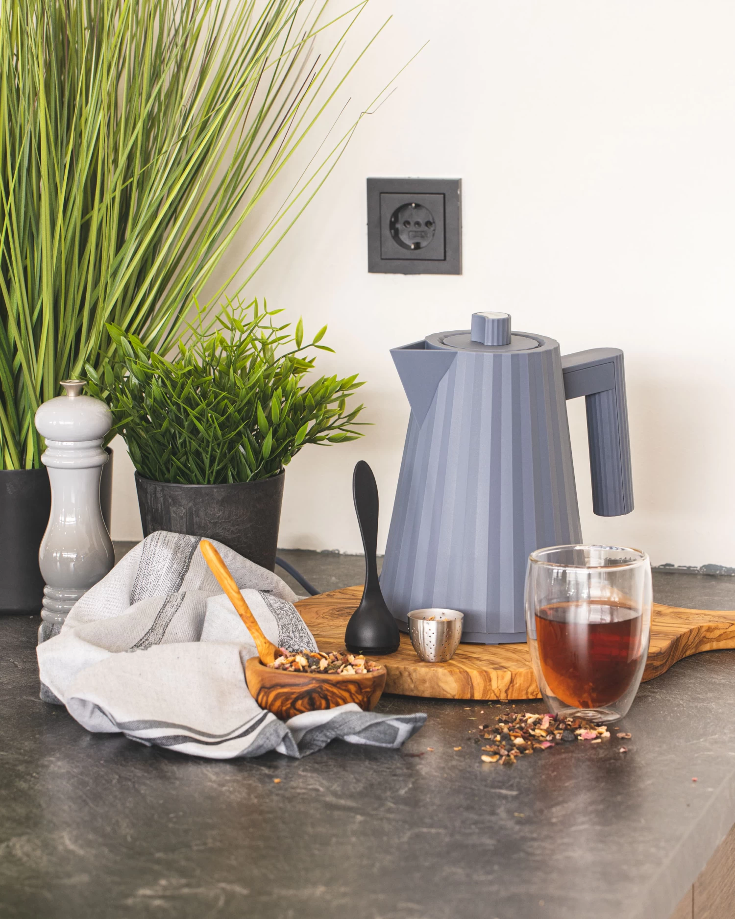 Alessi Waterkoker Plissé - Droogkookbeveiliging - Grijs - Michele De Lucchi - 1 Liter - MDL06/1 G 4 Alessi Waterkoker Plissé - Droogkookbeveiliging - Grijs - Michele De Lucchi - 1 Liter - MDL06/1 G - Afbeelding 2